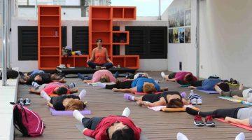 Una de las sesiones de yoga en la terraza-azotea de la Biblioteca Insular - copia