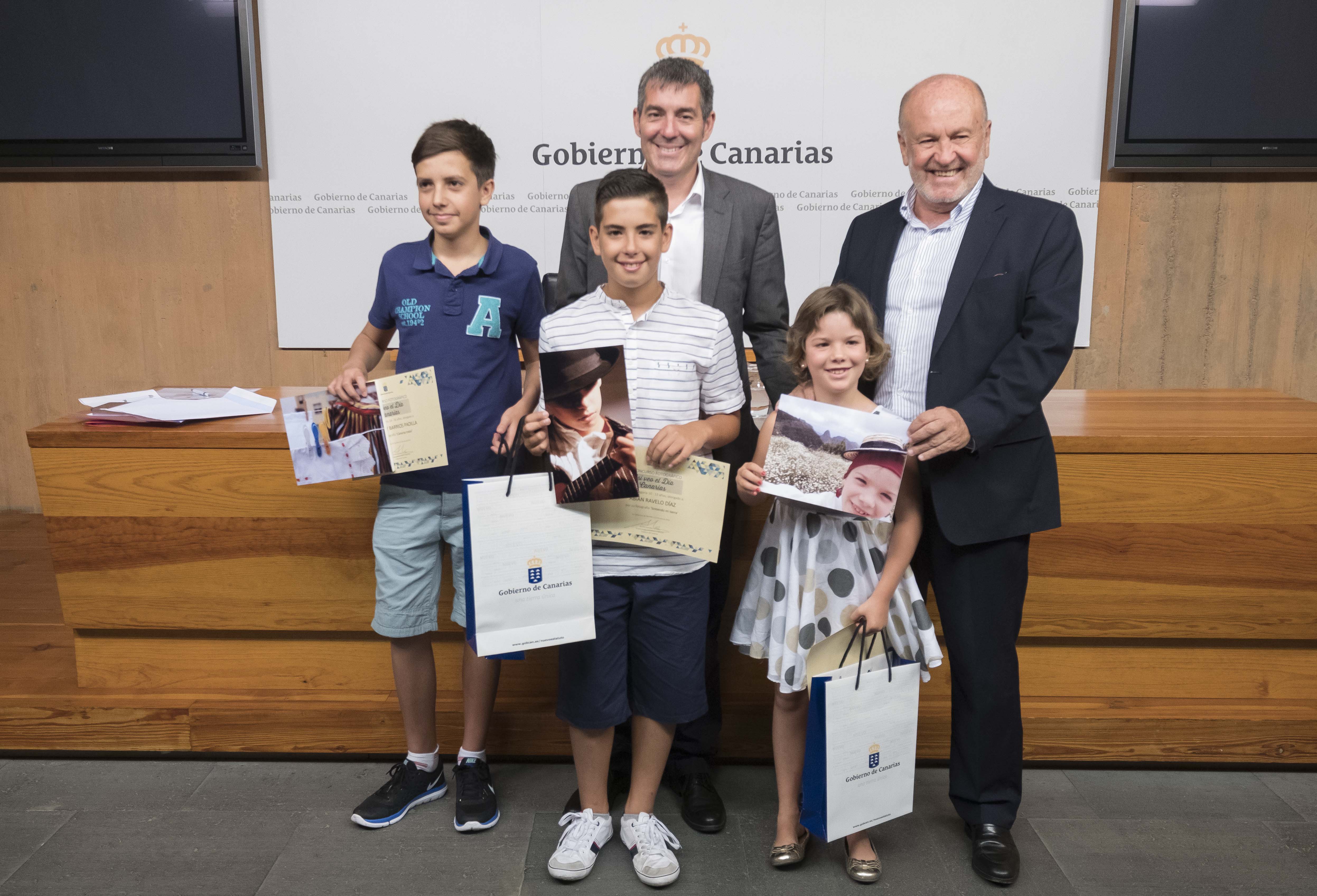 El Presidente D. Fernando Clavijo Batlle acude a felicitar a los ganadores del Premio Canarias  , Marina Garcia Mendez , Abian Ravelo Diaz y Jose Aray Barrios Padilla en Presidencia del Gobierno de Tenerife a 12 de julio de 2016. (Foto: Manuel Lrida/Presidencia GobCan)


Esta fotografa oficial del Gobierno de Canarias es solamente para uso editorial por medios de comunicacin. La fotografa no puede ser manipulada de ninguna manera y no se puede utilizar en materiales comerciales y/o polticos, publicidad, correos electrnicos, productos, promociones que de alguna manera pueda sugerir la aprobacin o respaldo del Presidente, o el Gobierno de Canarias.