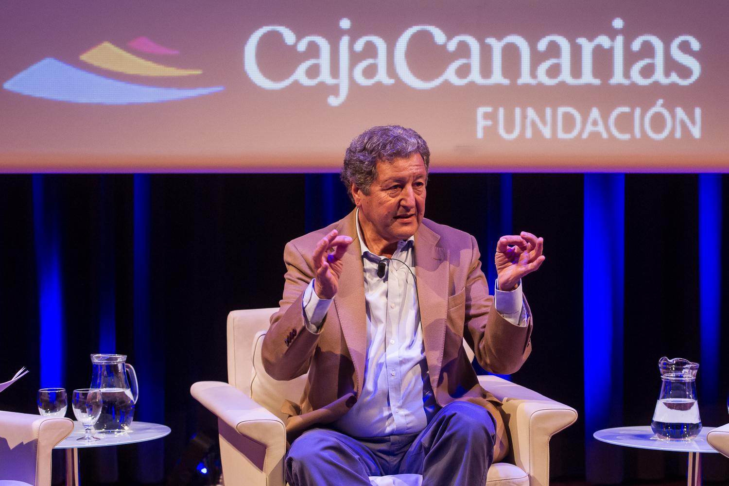 Foro Enciende La Tierra "Imaginar la utopía". Modera: Carmen Delia Aranda, periodista. Ramón Chao, periodista y escritor. Sami Naïr, politólogo. Espacio Cultural de Cajacanarias © Aarón S. Ramos/CajaCanarias