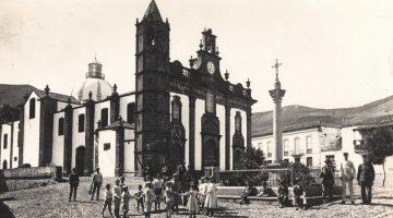 Imagen antigua de la Basílica del Pino, eje de su casco histórico.