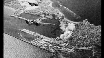 La aviación inglesa bombardea las instalaciones estratégicas del puerto de la ciudad.