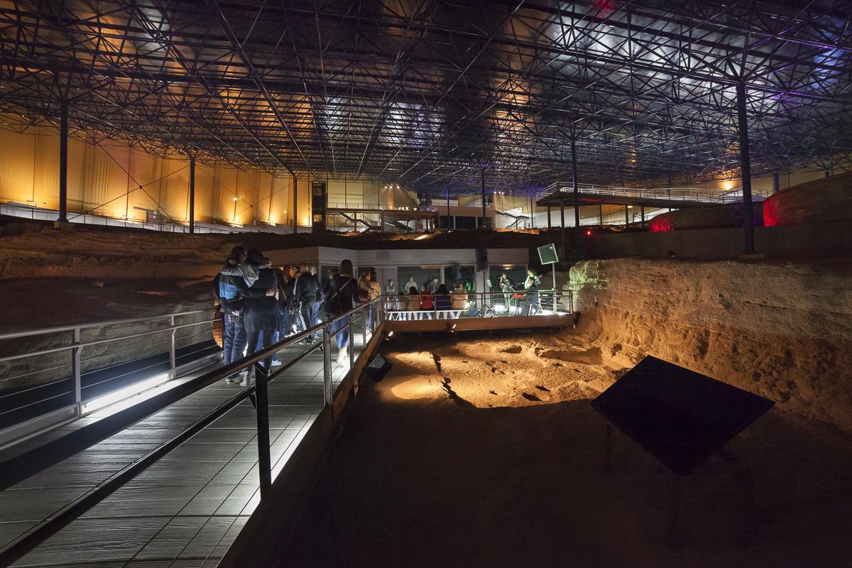 Público en una actuación de Rebeca Mora en el Museo y Parque Arqueológico Cueva Pintada