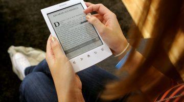 Una lectora manipulando su ebook