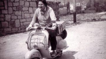 Gloria Fuertes en su Vespa en los años sesenta