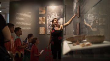 Niños y niñas en el Museo y Parque Arqueológico Cueva Pintada.