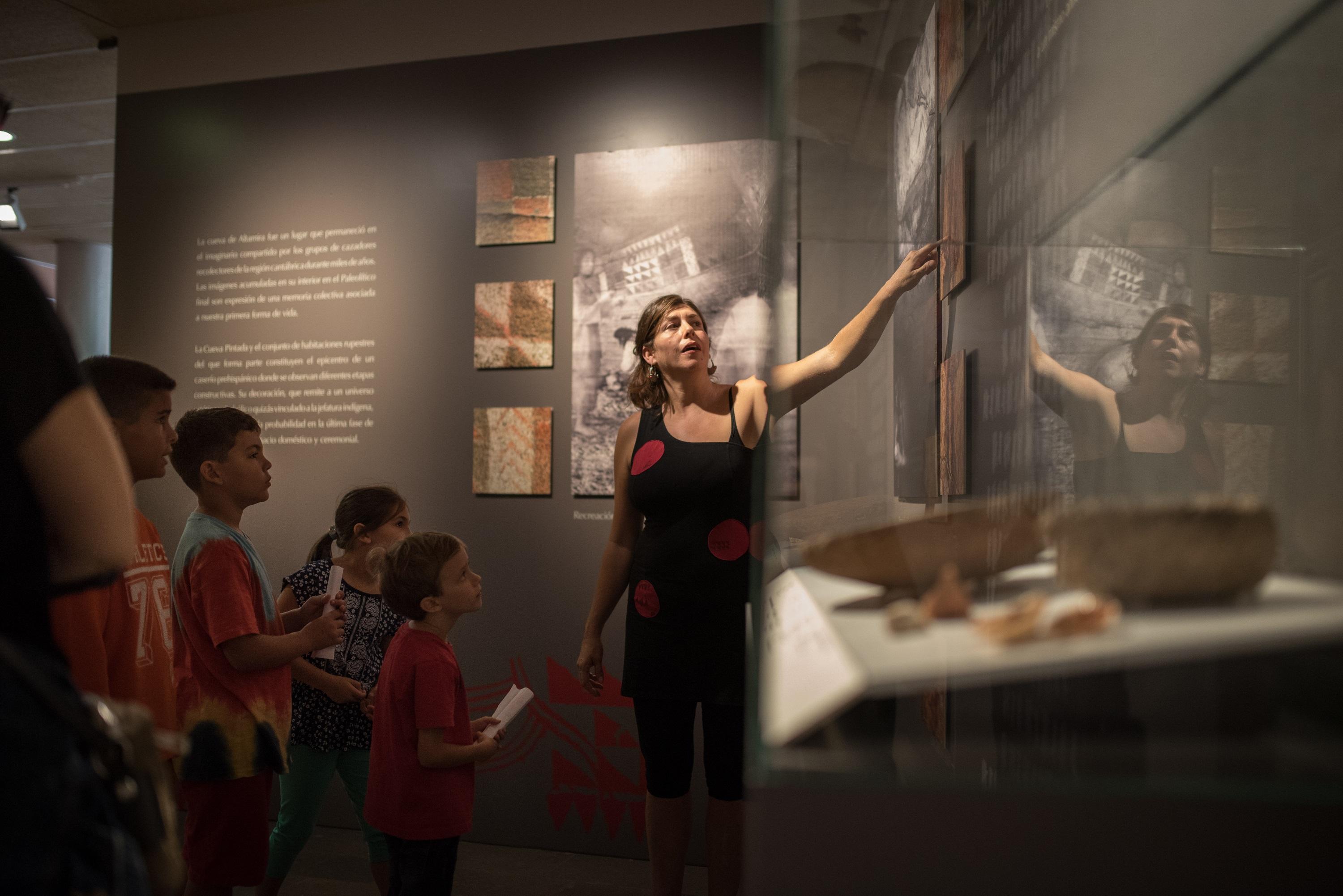 Niños y niñas en el Museo y Parque Arqueológico Cueva Pintada.