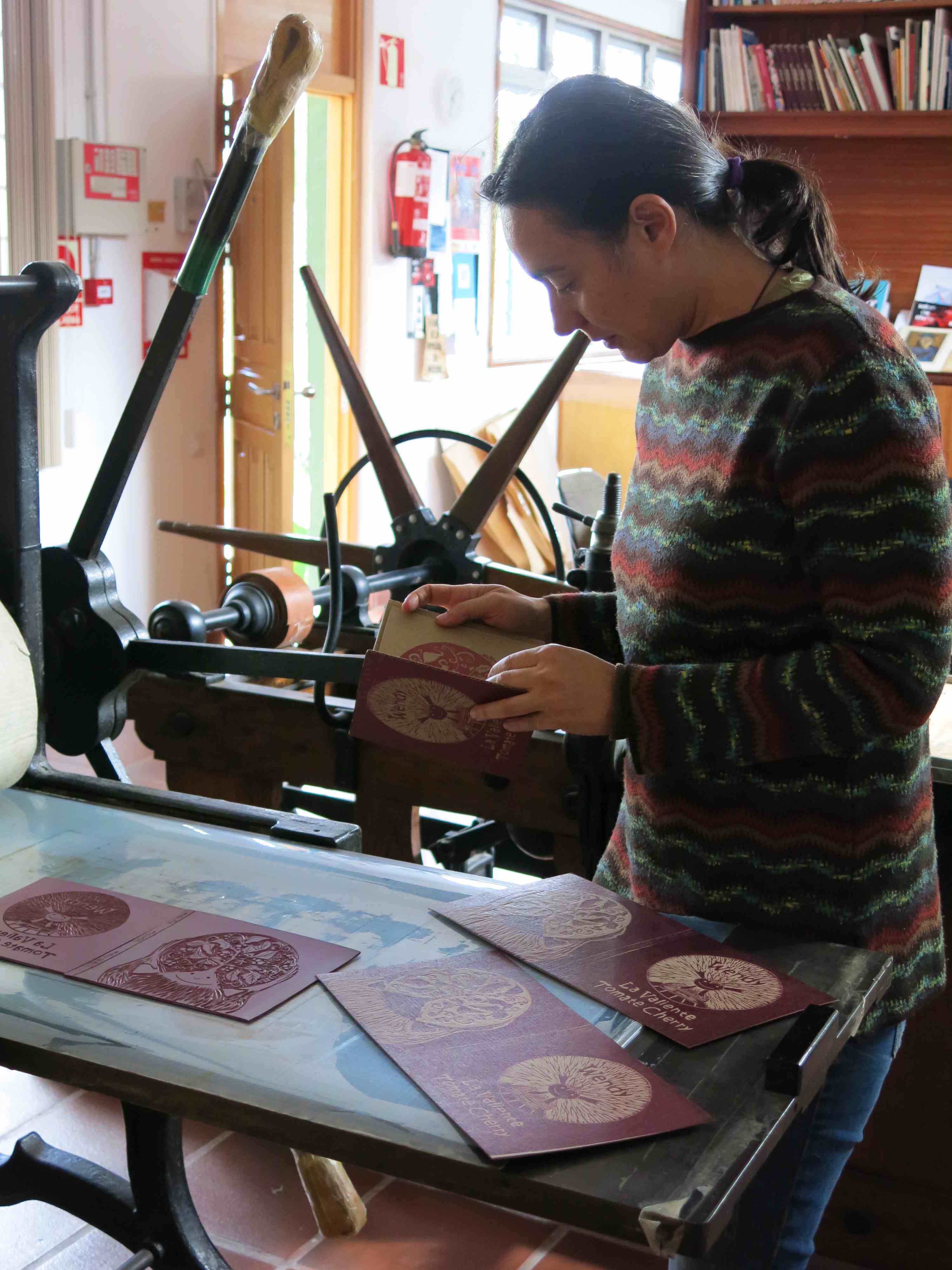 La creadora Elia Verona en el taller de Grabado del Cabildo grancanario