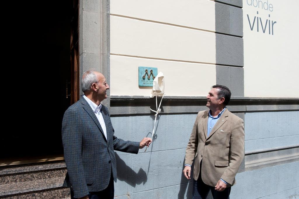 Clavijo y Lopez muestran el distintivo de la Red en el Museo Canario