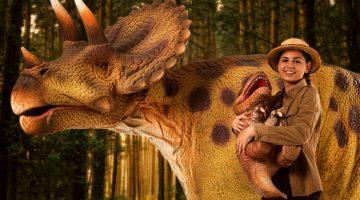 Un gran dinosaurio de Jurásico junto a una de las actrices del espectáculo.