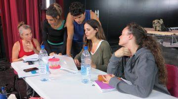 De izq a dcha. Ruth Sánchez, María de Vigo, Rubén Darío, Irma Correa y Marta Viera en el ensayo de 'Ana'.