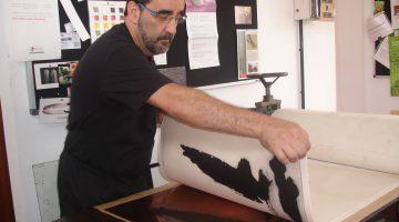 El creador José H. Afonso en el taller de grabado del Cabildo grancanario.
