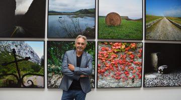 Ángel Luis Aldai ante varias de las fotografías que integran la muestra 'Cuarenta leguas por Cantabria'