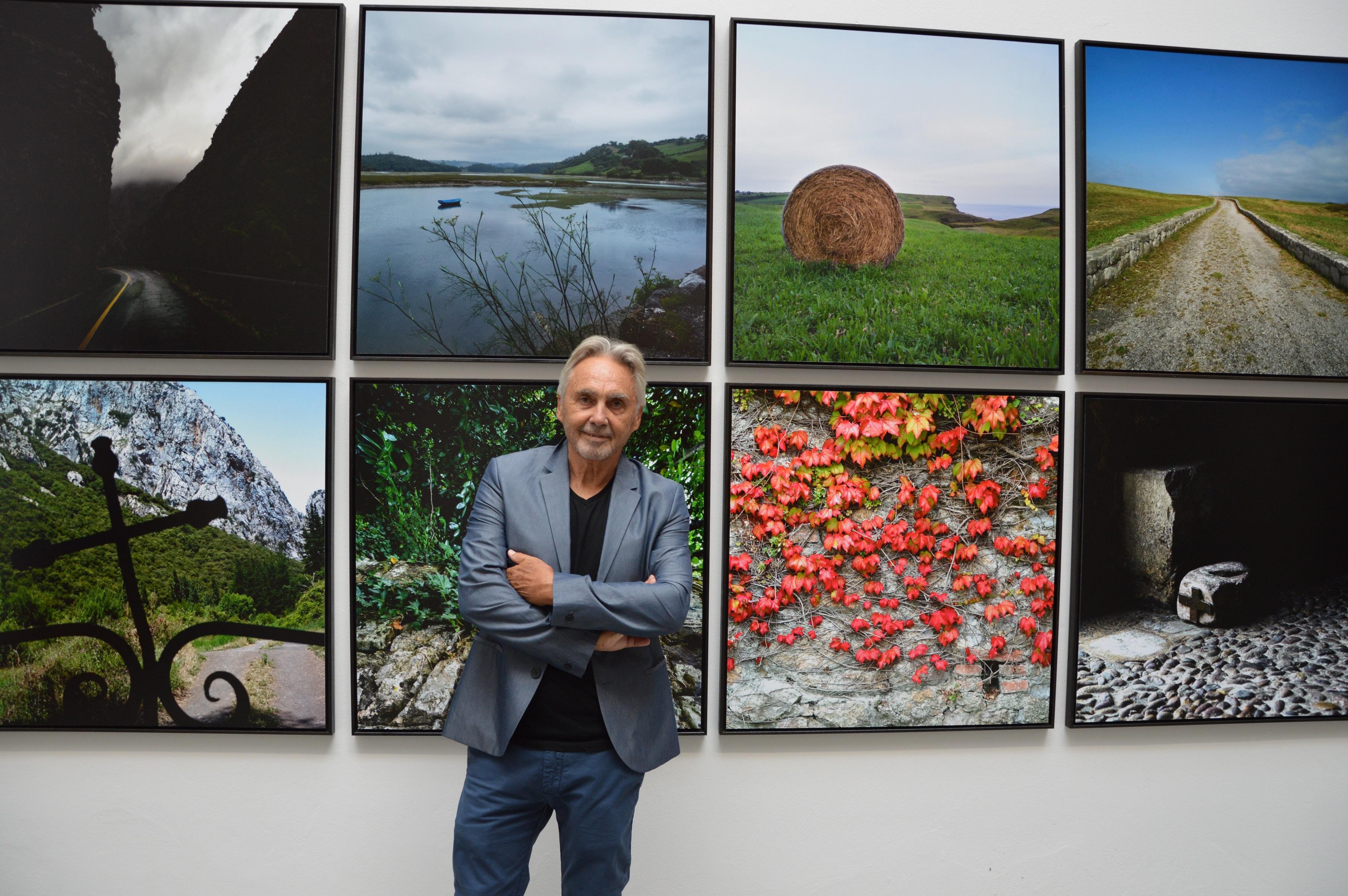 Ángel Luis Aldai ante varias de las fotografías que integran la muestra 'Cuarenta leguas por Cantabria'