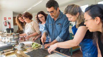 Varios artistas en el interior del taller de grabado del Cabildo