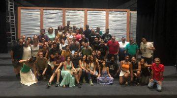 Foto de parte de la gran familia de la producción 'César Manrique, el musical' después de un ensayo.