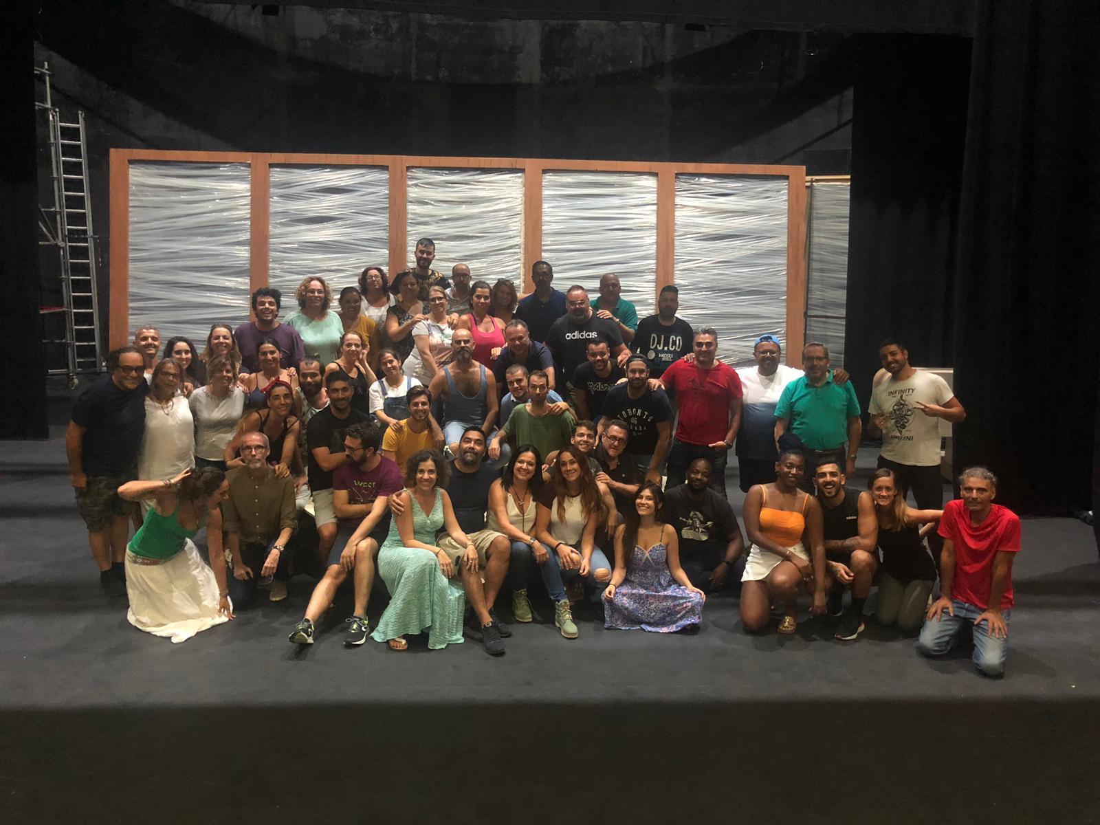 Foto de parte de la gran familia de la producción 'César Manrique, el musical' después de un ensayo.