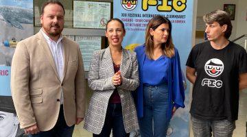 Alcaldesa en La Salud presentando Risas Itinerantes