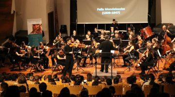 El violinista lanzaroteño Pablo Araya en uno de los conciertos de la gira Sigue la Música