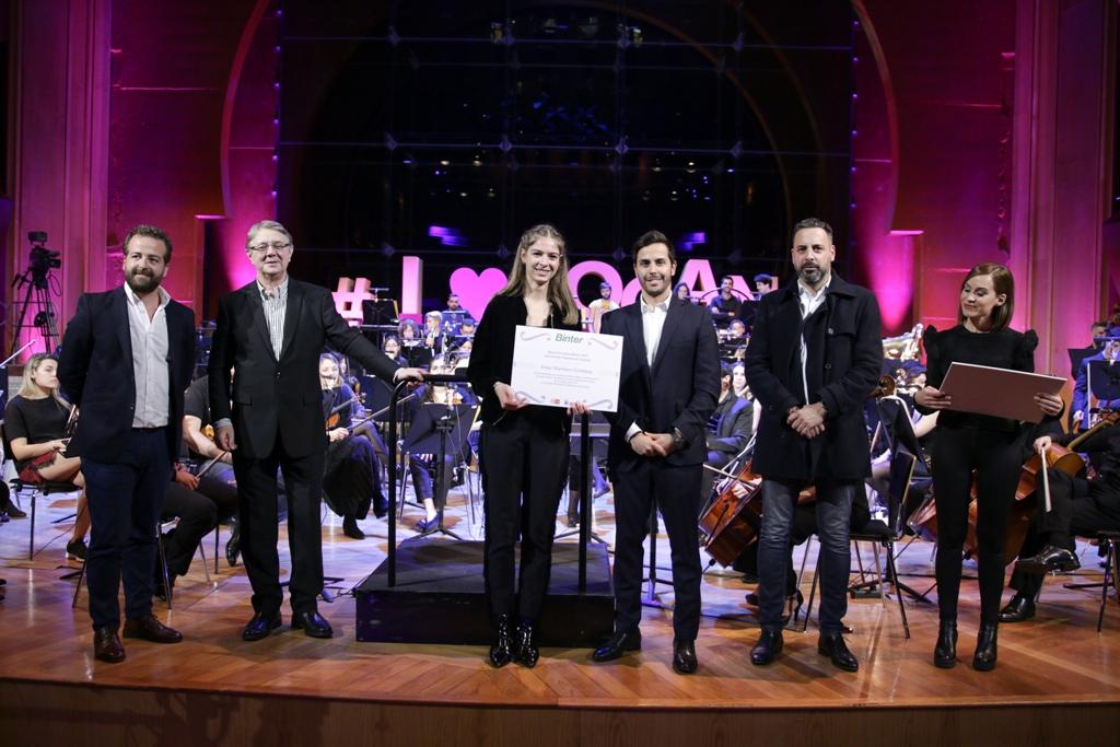 Momento de la entrega de beca a una de las integrantes de la JOCAN