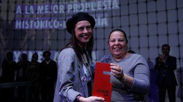 Yanet Acosta recibe el premio de manos de la concejal de Igualdad del Ayuntamiento de Santa Cruz, Ana Darias