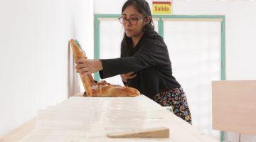 La artista Liliana Zapata en el montaje de la exposición