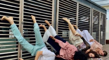 Las tres bailarinas y el narrador de Patios con Rima en la azotea de la Biblioteca Insular