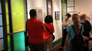 Distintas personas en la muestra 'La verdad humana' que se exhibe en la Casa Museo Pérez Galdós (2)