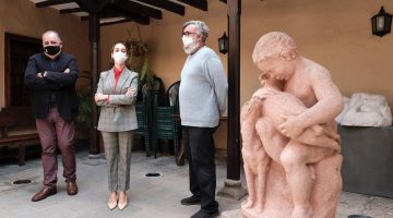 Guacimara Medina, en el centro, junto a Franck González y Juan Martel en el museo León y Castillo