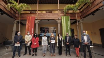 Foto de familia de Guacimara Medina junto a los directores y directoras de los museos insulares