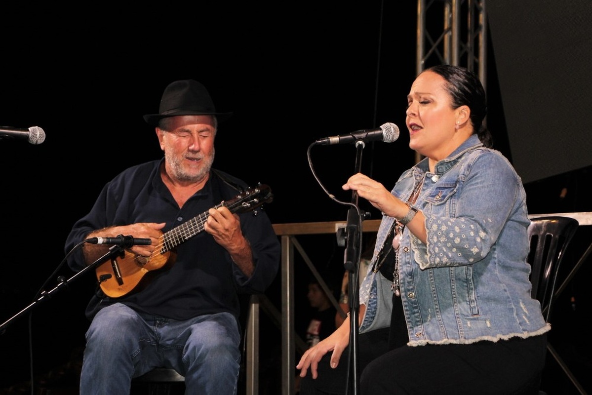 Mariví Cabo con el timplista majorero 'El colorao'