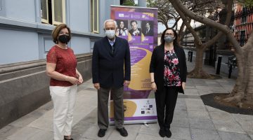 Las Palmas de Gran Canaria. 14/05/21. Presentación del concierto de la Sociedad Filarmónica en el Teatro Pérez Galdós. Asisten Encarna Galván, Pedro Schlueter y Yolanda Auyanet. Palacete Rodríguez Quegles.  Foto Quique Curbelo