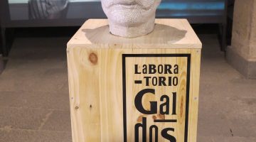 El busto de Galdós precede el recorrido por la exposición