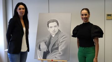 La pintora María Suárez junto a Guacimara Medina y el retrato de Tomás Morales