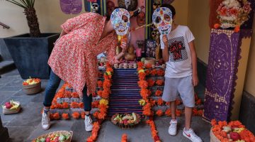 LAS PALMAS DE GRAN CANARIA (Canarias). 01/11/2020.- Taller familiar "Día de muertos. !Que viva Mexico!", que incluyó una visita guiada a la cripta del Museo. Luego tomó el protagonismo el Altar de Muertos, deidcado este año al escritor Mario Benedetti, con una explicación sobre los elementos que lo integran. Cada niño y niña, además, se llevará a casa una máscara colorida y cadavérica que habrá elaborado con sus propias manos. ©Ángel Medina G./Cabildo de Gran Canaria