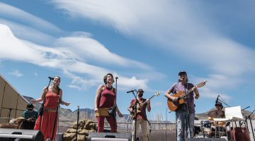 GALDAR (GRAN CANARIA). Nueva propuesta musical realizada por el grupo Jarea (Nélida Saavedra y Rebeca Mora: voz y percusión menor; Saulo Ruiz: percusión y coro; Mauricio Valencia: guitarra, bajo y coro; Ner Suárez: acordeón, bajo y teclado) y con la participación de Arístides Moreno y los títeres de Cueva Pintada, con temas originales compuestos para Cueva Pintada en la que se abordan los contenidos del museo y parque arqueológico. ©Ángel Medina G./Cabildo de Gran Canaria