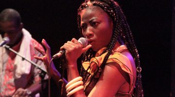 La cantante camerunesa en uno de sus directos