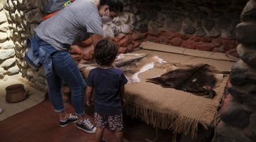 GALDAR (GRAN CANARIA) 10/10/2020.- Visita-taller en Familia a la Cueva Pintada, conmemorando el Día Europeo del Arte Rupestre. ©Ángel Medina G./Cabildo de Gran Canaria