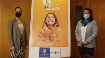 consejera y directora mapfre guanarteme junto a cartel teatrae 10 aniversario