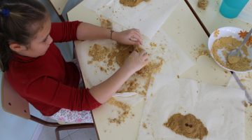 Imagen de archivo de un taller infantil celebrado en el Museo y Parque Arqueológico de Cueva Pintada