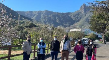 Los responsables del Ayuntamiento de Vasequillo y de Cultura del Cabildo en la zona visitada