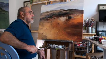 El pintor Juan Guerra en su estudio