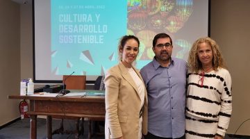 Guacimara Medina y Alicia Bolaños, con el coordinador de la formación Agenda 2030 Federico Buyolo