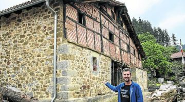 Sergio Escribano-Ruiz imparte la charla 'Ver oír y callar' en Cueva Pintada