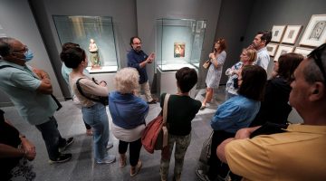 Imagen de una de las visitas guiadas realizadas a l muestra Atesorando Patrimonio (2)