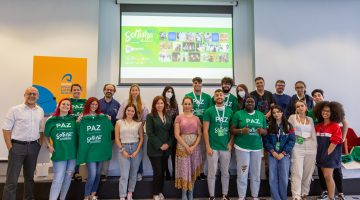 Los voluntarios con la consejera Guacimara Medina y los coordinadores de Soltura