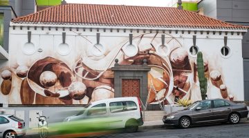 LAS PALMAS DE GRAN CANARIA (Canarias). 02/11/2021.- Mural pintado sobre la fachada del CCA, reallizado con pigmentos recogidos en Gran Canaria.  ©Ángel Medina G./Cabildo de Gran Canaria