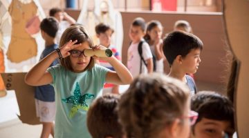 Varios niños y niñas en los talleres de verano de Cueva Pintada