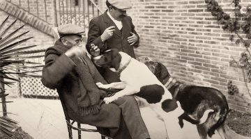 Esta fotografía de Galdós se adelanta a las fotografías instantáneas propias de las cámaras de 35 mm. Se tomó en casa de Hilarión Eslava en 1918.