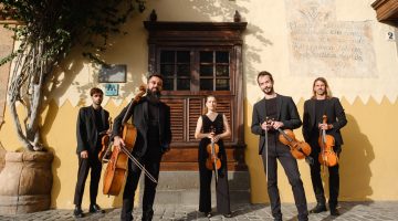 LAS PALMAS DE GRAN CANARIA (Canarias). 14/07/2021.- Concierto de música antigua en el patio - "El Afecto Ilustrado ‘Quintetos para el Conde". Quintetos con dos violas dedicados al Conde de Fernán Núñez de José Palomino (1753-1810) núm. IV, V y VI. Adrián Linares (violín barroco), Lorena Padrón (violín), Víctor Gil Gazapo (viola), Iván Sáenz (viola), y Diego Pérez (violonchelo). ©Ángel Medina G./Cabildo de Gran Canaria