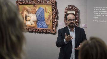 El conservador Francisco Javier Pueyo dirige una visita guiada por la exposición 'Acogiendo Patrimonio' en la Casa de Colón.